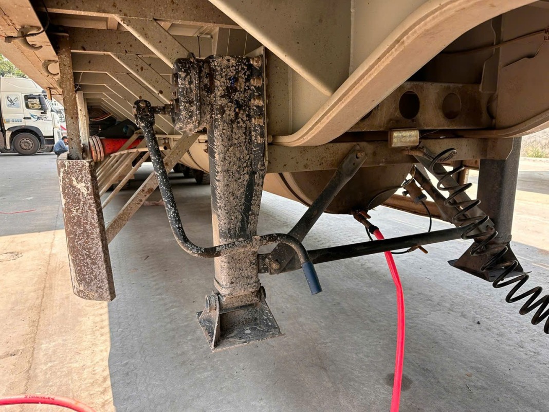 Hơn 1.200 lít dầu diesel đưa qua biên giới bị bắt giữ, hé lộ thủ đoạn tinh vi  - Ảnh 2.