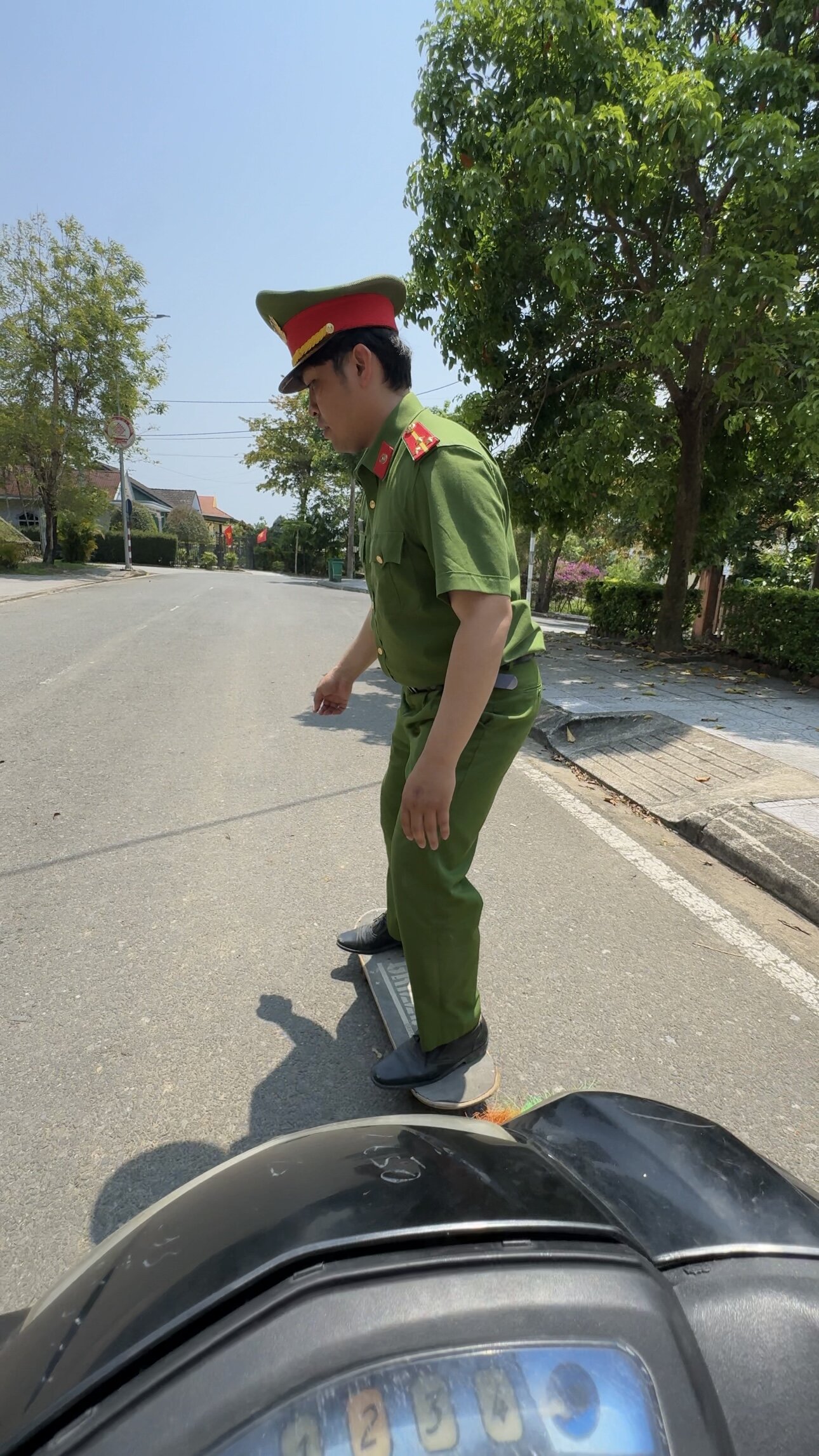 Clip tuyên truyền giao thông hút 5 triệu người xem, “chuyển cảnh mượt như sunsilk”: Danh tính Thượng uý và bạn diễn rapper- Ảnh 3.