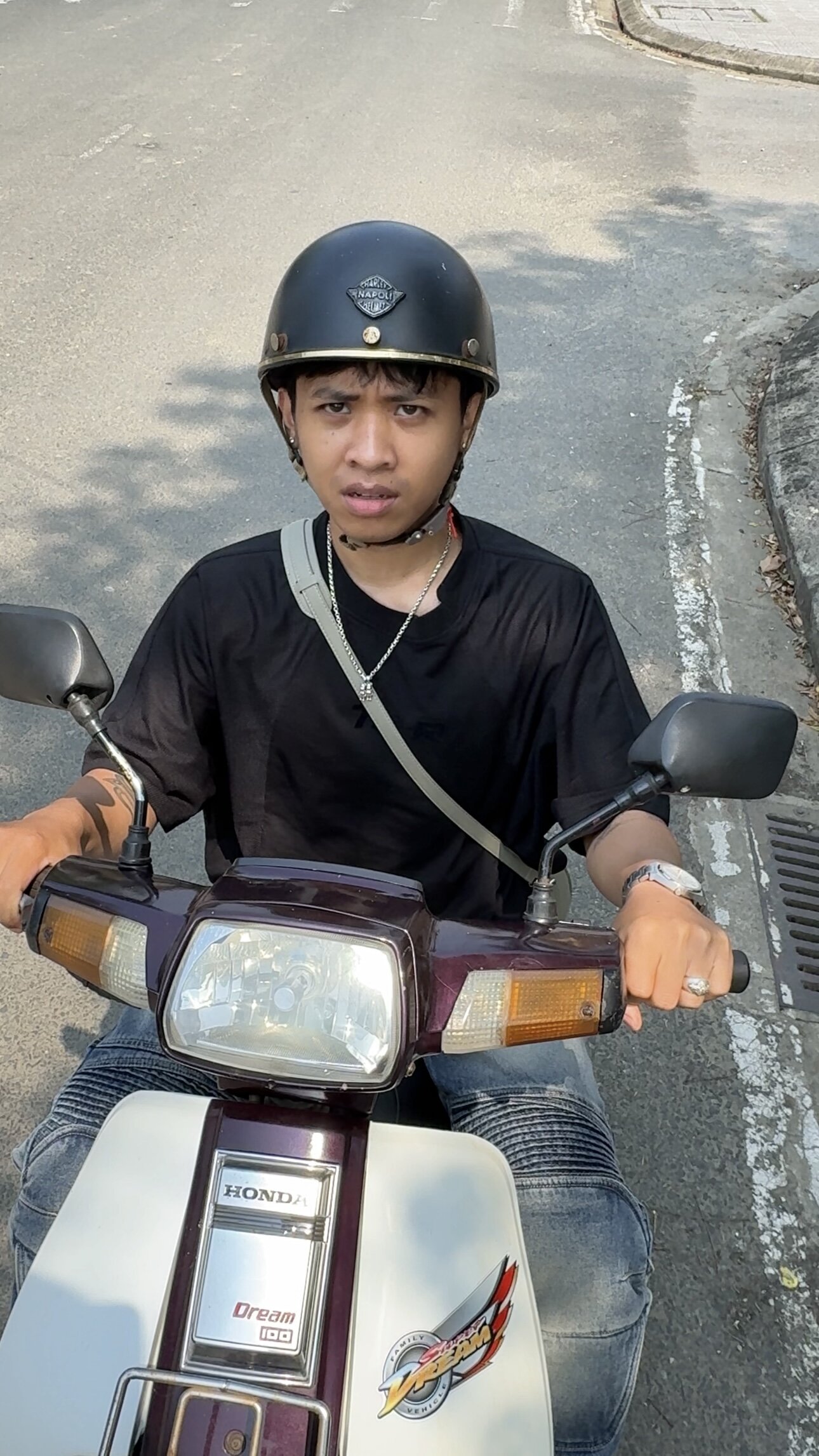 Clip tuyên truyền giao thông hút 5 triệu người xem, “chuyển cảnh mượt như sunsilk”: Danh tính Thượng uý và bạn diễn rapper- Ảnh 2.