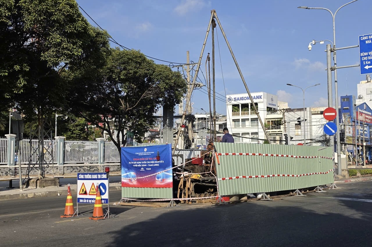 CSGT TPHCM lưu ý người dân khi lưu thông trên đường Cách Mạng Tháng Tám - Ảnh 1.