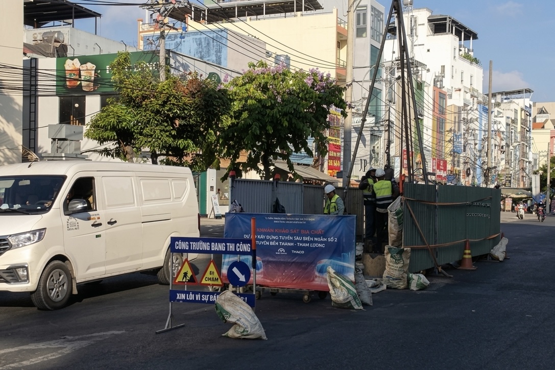 CSGT TPHCM lưu ý người dân khi lưu thông trên đường Cách Mạng Tháng Tám - Ảnh 2.