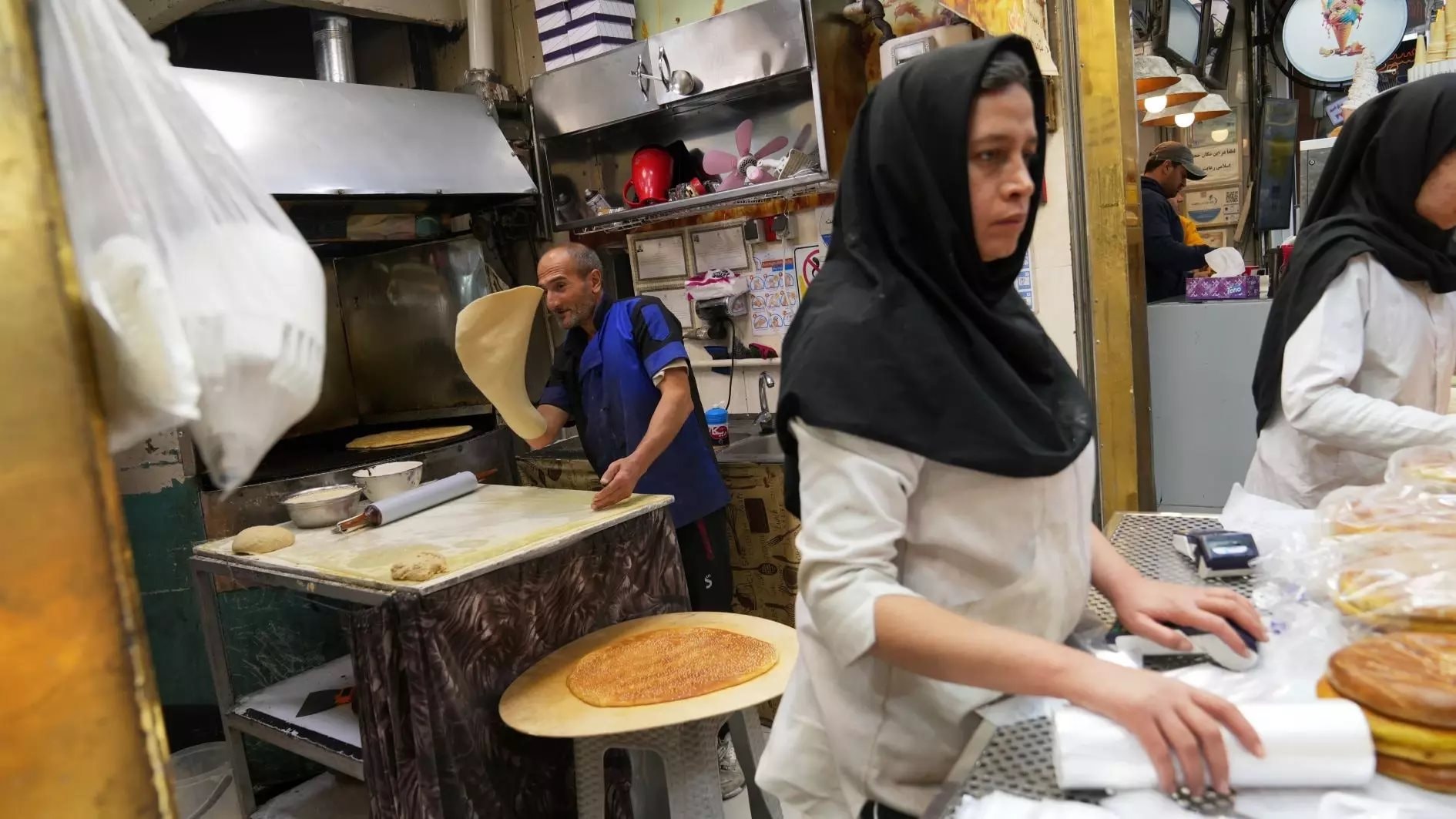 Kinh tế Iran “khó chồng khó” tăng trưởng GDP gần như bằng 0, một viên thuốc giờ lên hơn 3,5 triệu đồng- Ảnh 1.