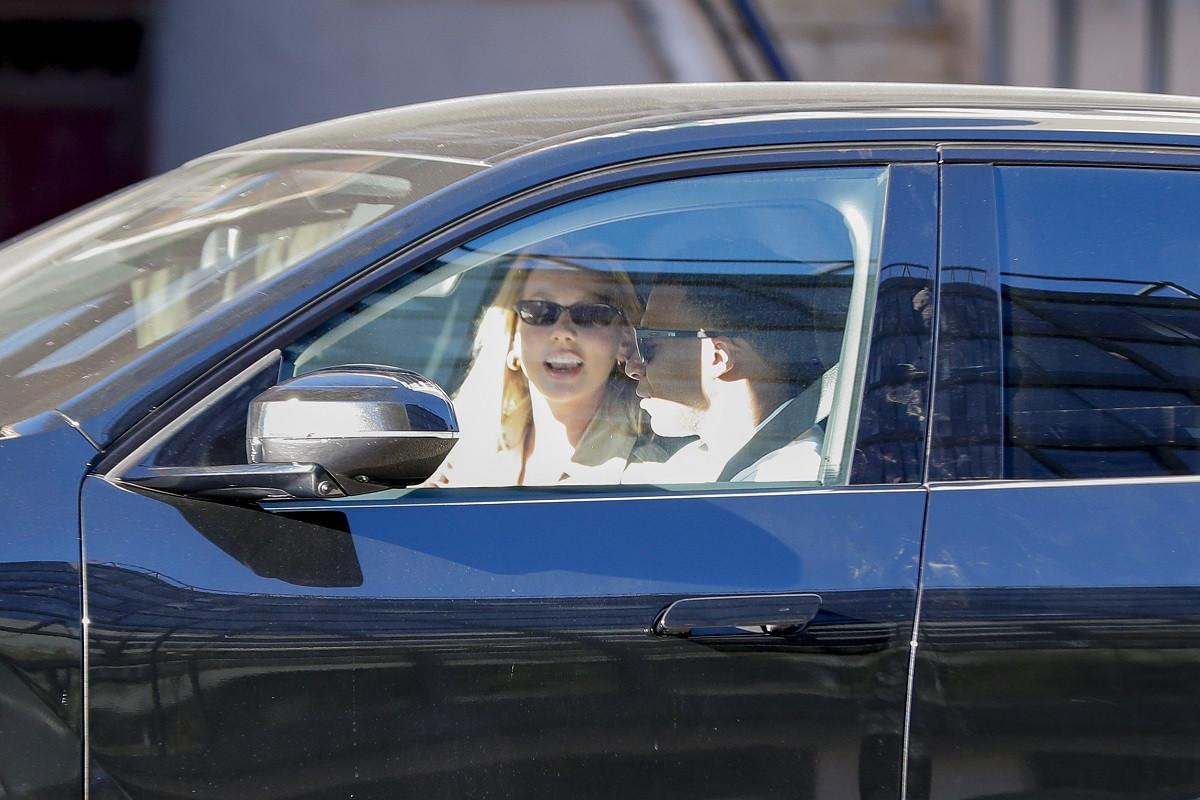 Bắt gặp siêu sao Mbappe lái xế hộp, hôn bạn gái diễn viên giữa phố- Ảnh 1.