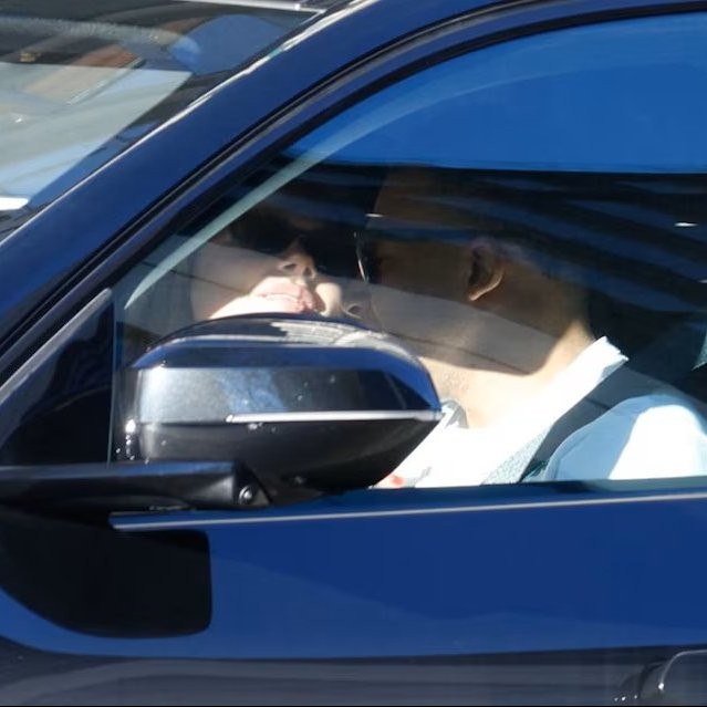 Bắt gặp siêu sao Mbappe lái xế hộp, hôn bạn gái diễn viên giữa phố- Ảnh 2.