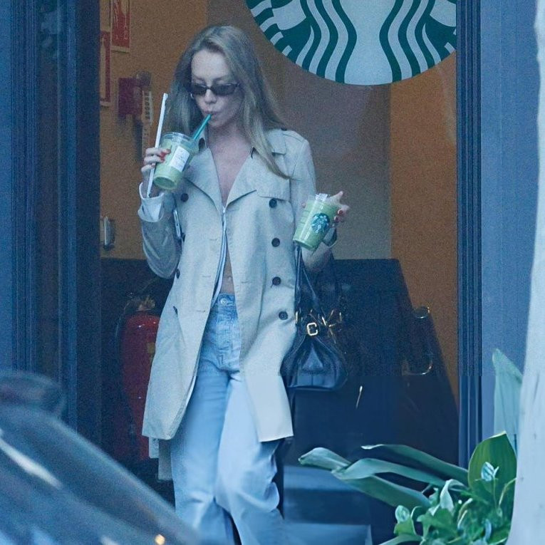 Bắt gặp siêu sao Mbappe lái xế hộp, hôn bạn gái diễn viên giữa phố- Ảnh 3.