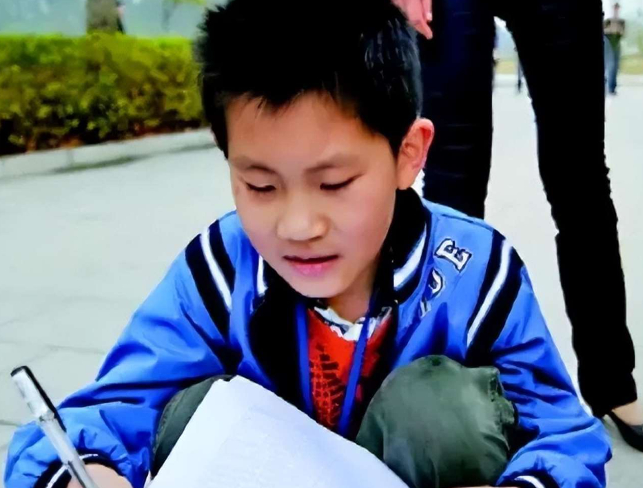 Cậu bé 10 tuổi này tài giỏi cỡ nào mà khi "mất tích", truyền thông cả nước phải than ngắn thở dài: Một tổn thất lớn cho quốc gia!- Ảnh 1.