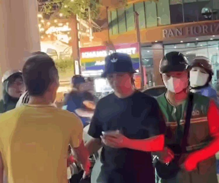 Nữ tài xế Grab bị hành hung chảy máu đầu tại Cầu Giấy Hà Nội - Ảnh 1.