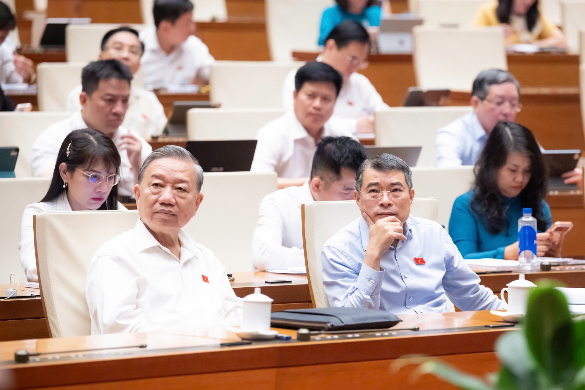 Khẩn trương hoàn thiện dự thảo Nghị quyết về thuế xăng dầu và nhiên liệu bay, trình Quốc hội thông qua vào sáng 12/4- Ảnh 2.