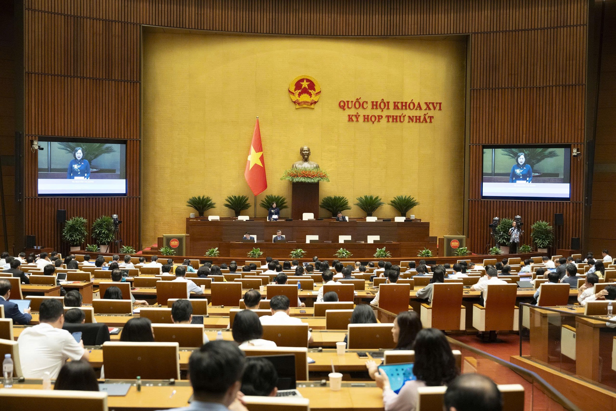 Khẩn trương hoàn thiện dự thảo Nghị quyết về thuế xăng dầu và nhiên liệu bay, trình Quốc hội thông qua vào sáng 12/4- Ảnh 1.