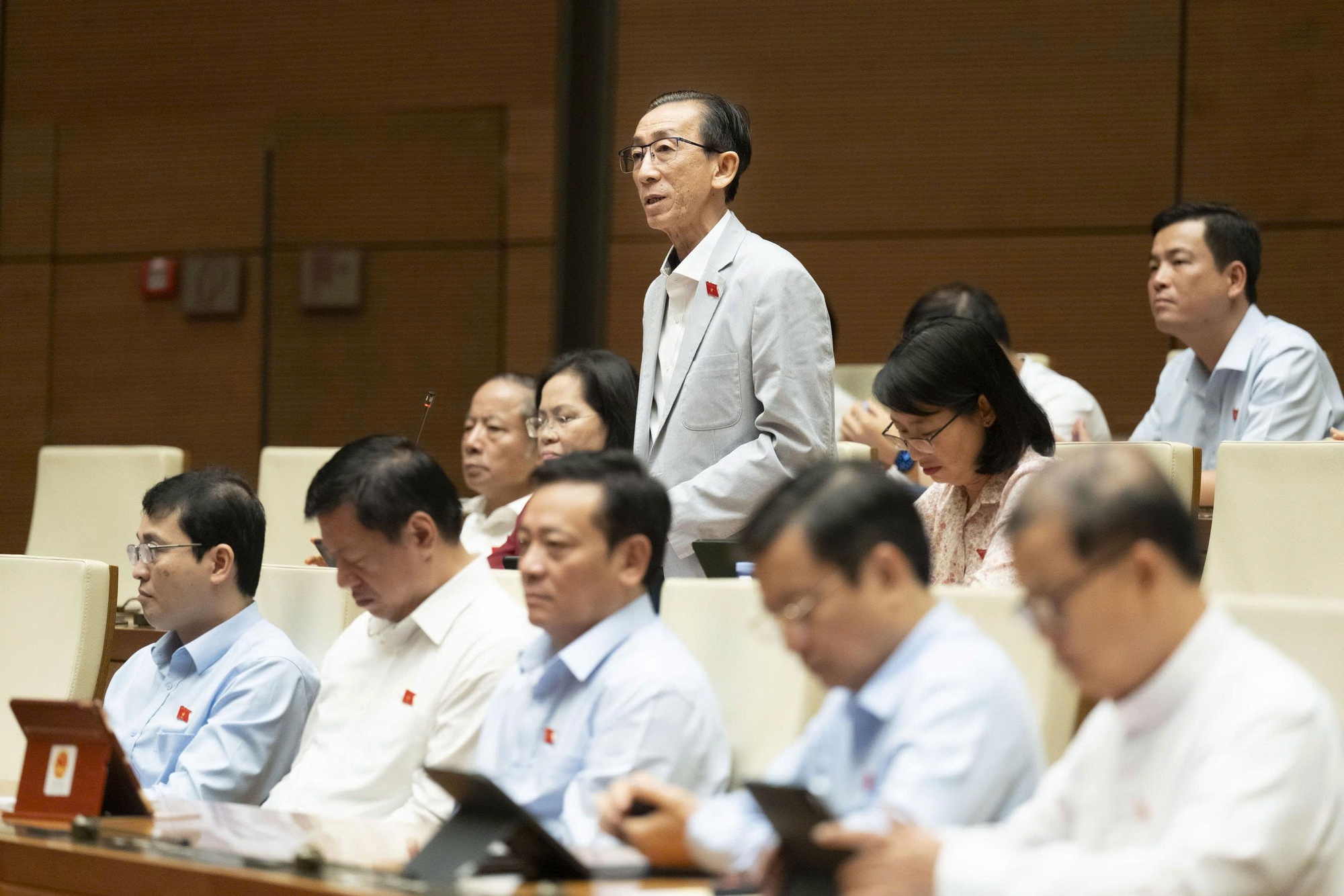 Khẩn trương hoàn thiện dự thảo Nghị quyết về thuế xăng dầu và nhiên liệu bay, trình Quốc hội thông qua vào sáng 12/4- Ảnh 3.