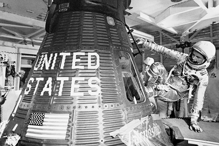 Trong môi trường không trọng lực, thức ăn do phi hành gia nuốt vào trôi xuống bụng như thế nào? - Ảnh 1.