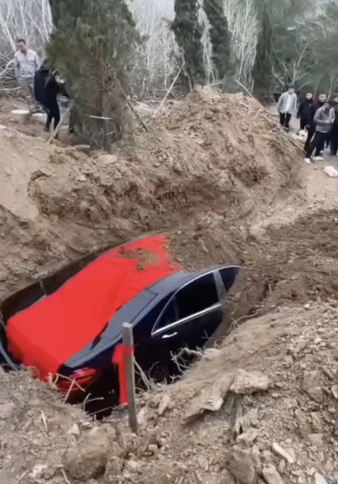 Gia đình chôn chiếc Mercedes biển 8888 cùng người đàn ông quá cố - Ảnh 2.