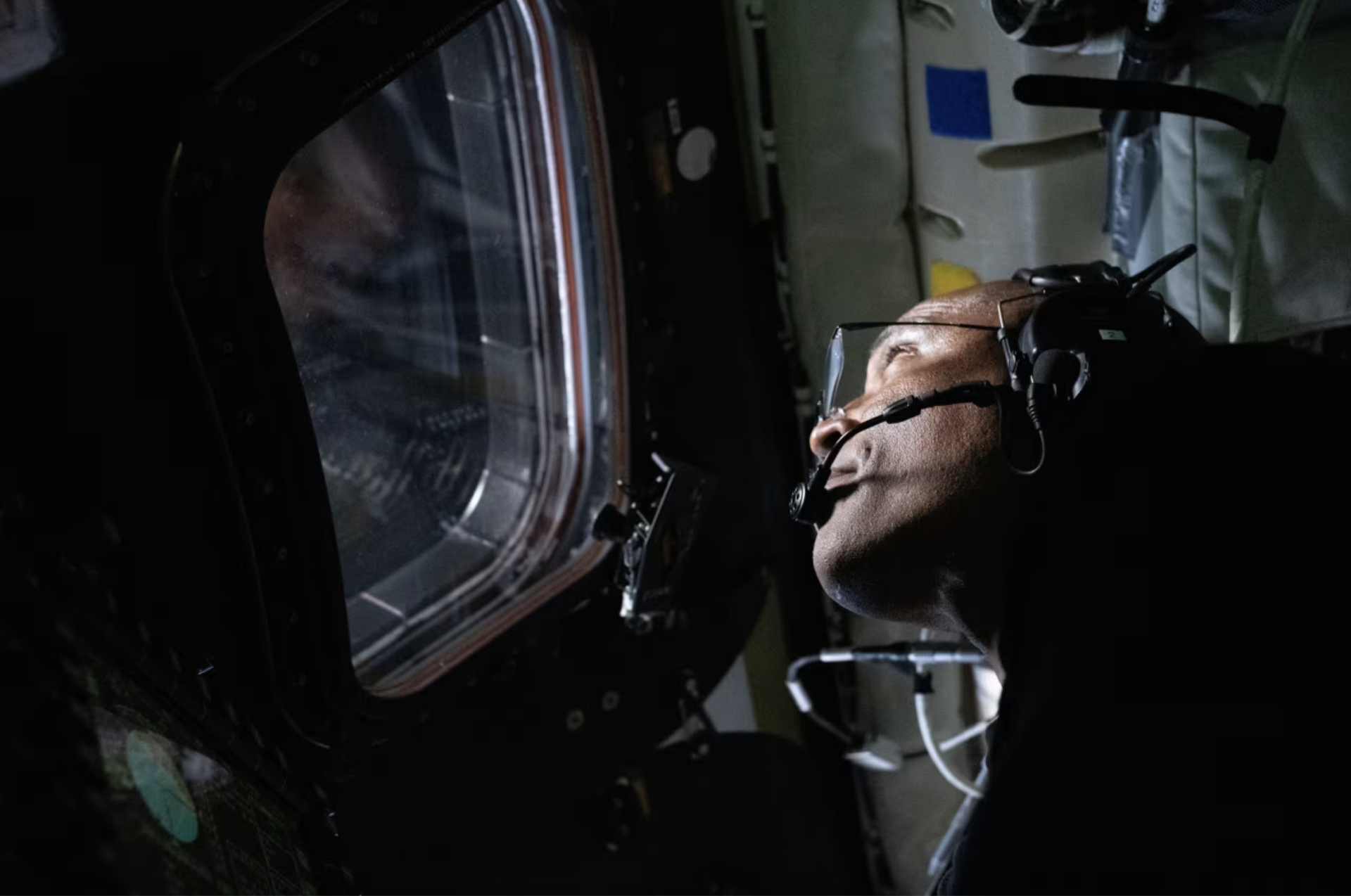 Artemis II hạ cánh thành công ngoài khơi California, hoàn thành sứ mệnh- Ảnh 1.