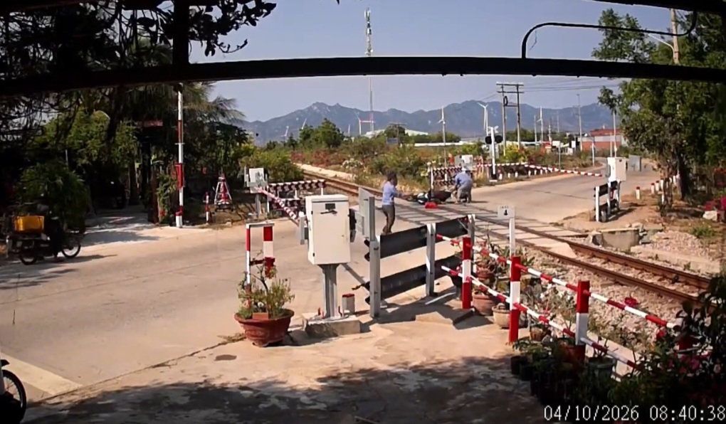 Người phụ nữ vượt rào chắn đường sắt suýt gặp nạn tại khánh hòa - Ảnh 1.