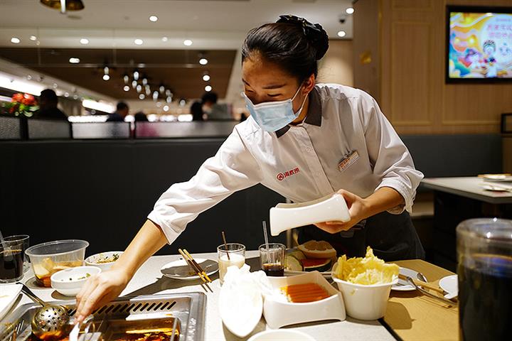 Cựu nhân viên Haidilao "bóc phốt": Quản lý ép nhân viên tự bỏ tiền túi mua quà 1,7 triệu đồng đền cho khách- Ảnh 2.