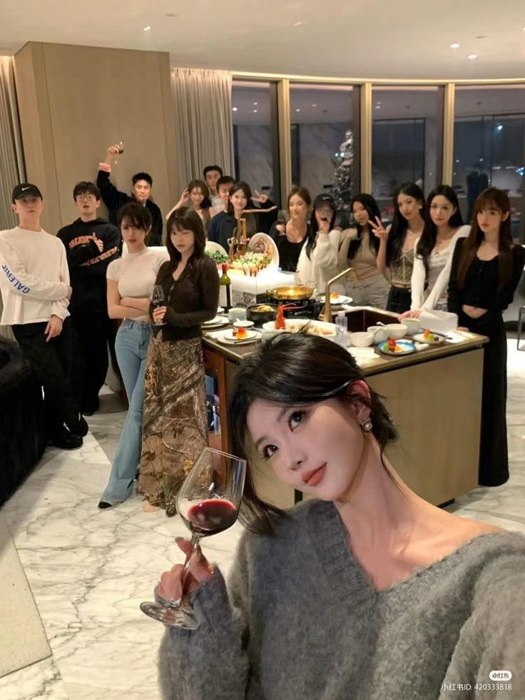 Cả nhóm đi ăn, bạn bị gọi tên: “Nay đại gia bao nhé, dạo này thấy làm ăn khá lắm”, EQ cao trả lời thế nào?- Ảnh 1.