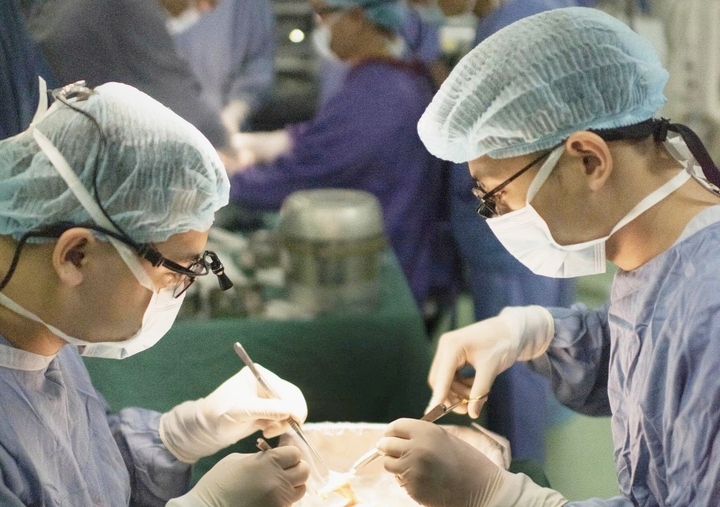 Vì sao chi phí mổ tim, ghép tạng tại Việt Nam chỉ bằng 1/10 của Mỹ?- Ảnh 1.