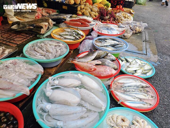 Giá thịt cá ngoài chợ nhích lên, bà nội trợ 'khéo co thì ấm'- Ảnh 2.