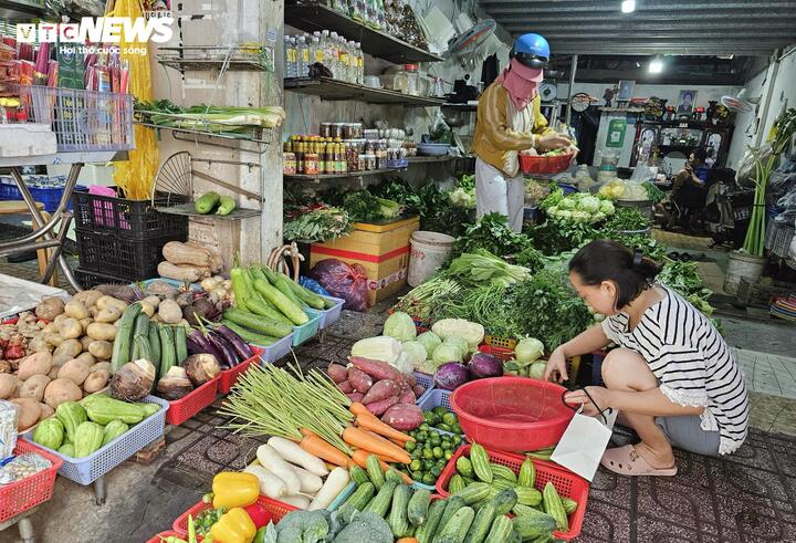 Giá thịt cá ngoài chợ nhích lên, bà nội trợ 'khéo co thì ấm'- Ảnh 3.