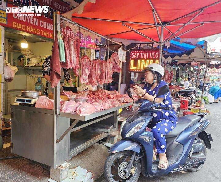 Giá thịt cá ngoài chợ nhích lên, bà nội trợ 'khéo co thì ấm'- Ảnh 1.