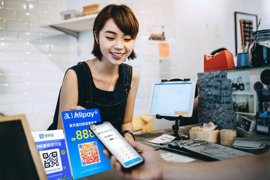 Lần đầu tại Việt Nam: Dùng app ngân hàng nội địa quét QR thanh toán khi du lịch Trung Quốc, Hàn Quốc, Singapore… - Ảnh 1.