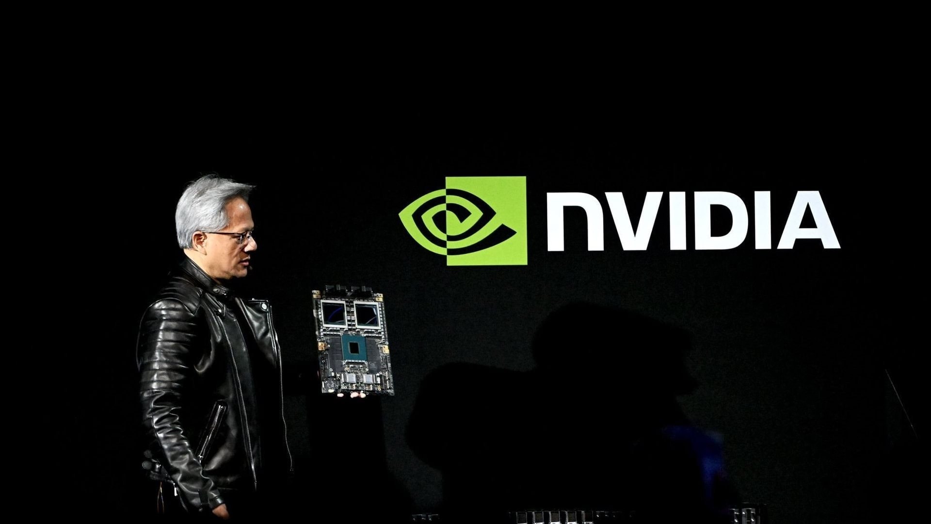 NVIDIA và cú nổ 1.000 tỷ USD: Jensen Huang tuyên bố "thời điểm bước ngoặt" đã tới!- Ảnh 2.