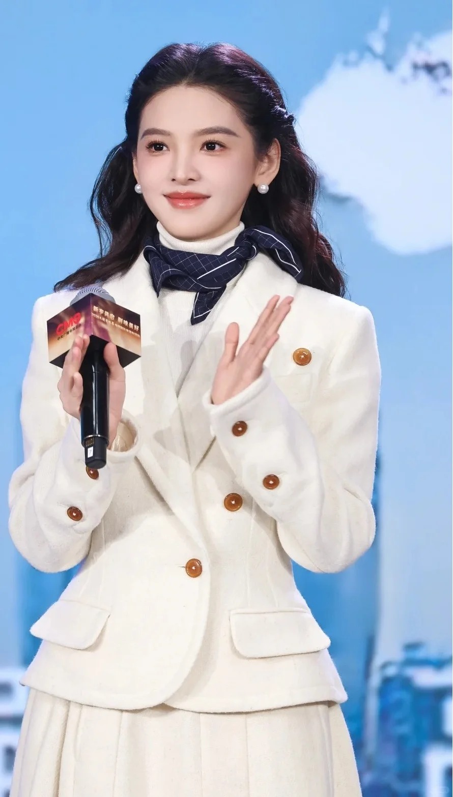 "Thần tiên tỷ tỷ" thế hệ mới khởi xướng xu hướng diện ngọc trai: Muốn sang cần phải khéo!- Ảnh 2.