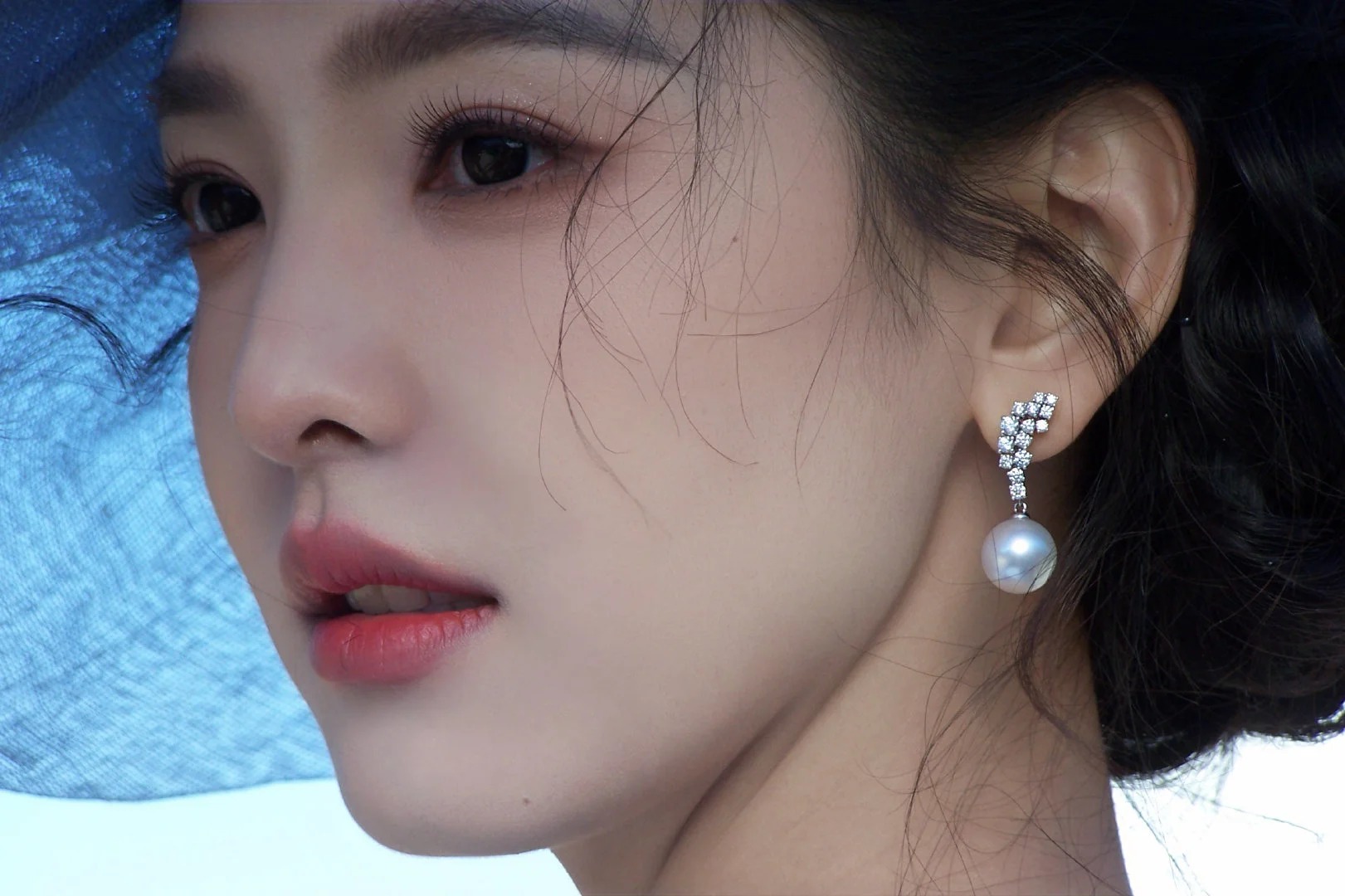 "Thần tiên tỷ tỷ" thế hệ mới khởi xướng xu hướng diện ngọc trai: Muốn sang cần phải khéo!- Ảnh 1.