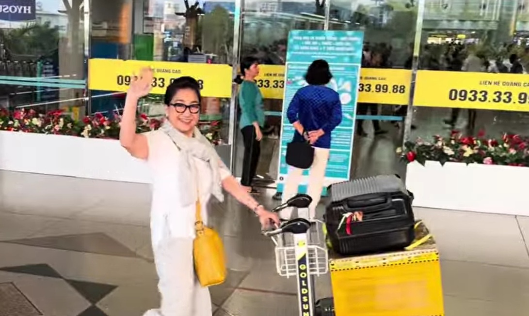 Nữ NSƯT U70 ra sân bay về lại Mỹ, phải tự đẩy hành lý 1 mình- Ảnh 2.