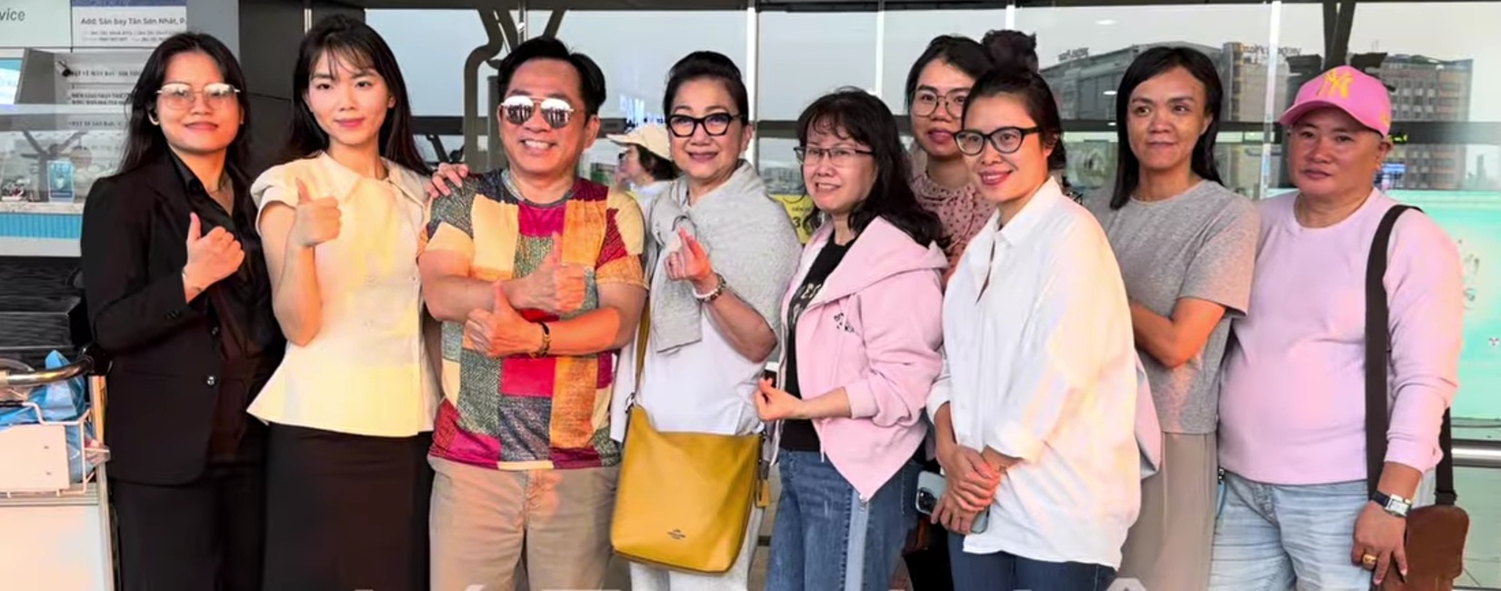 Nữ NSƯT U70 ra sân bay về lại Mỹ, phải tự đẩy hành lý 1 mình- Ảnh 1.