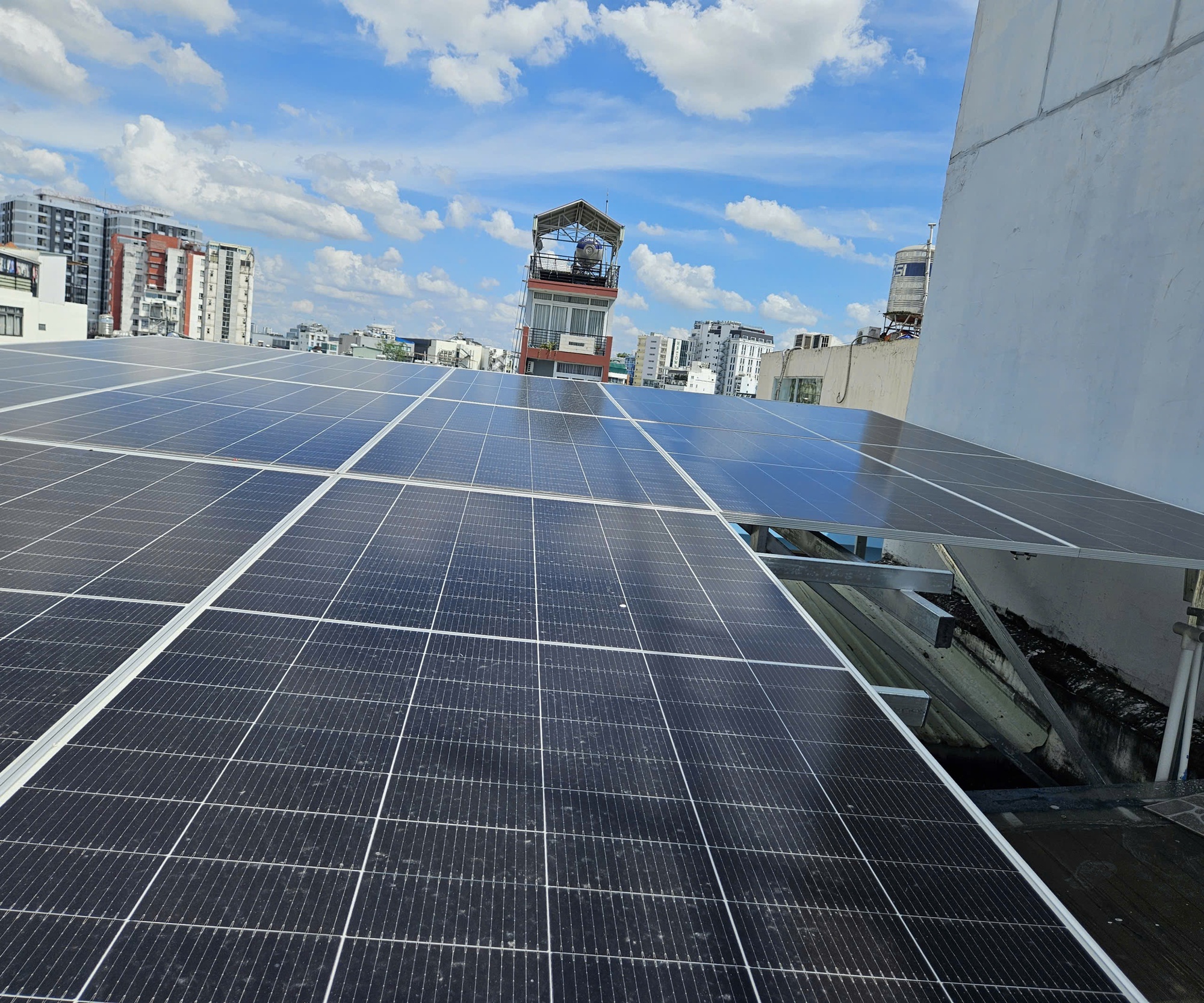 Sống ở chung cư có được lắp điện mặt trời mái nhà để giảm tiền điện?- Ảnh 1.