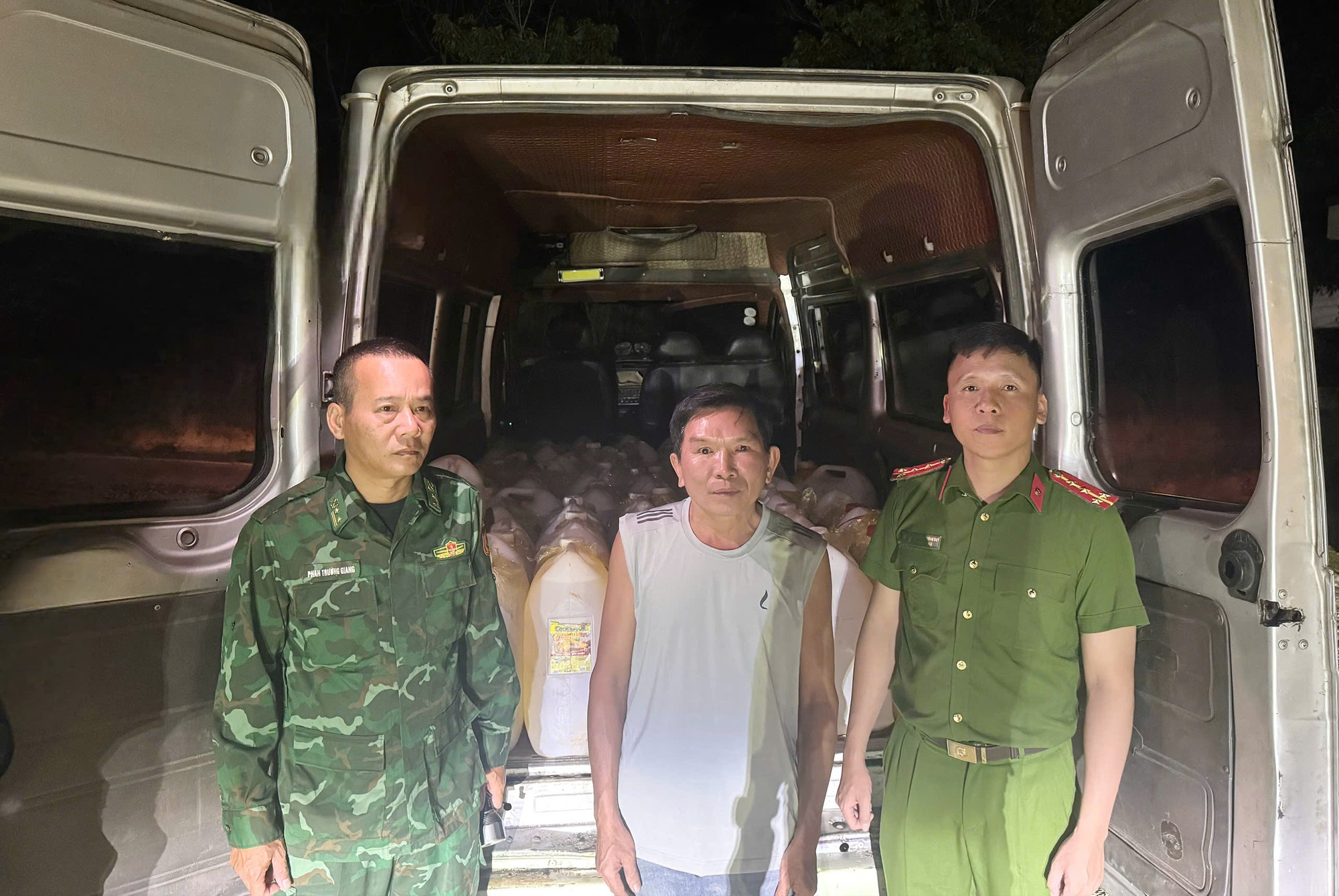 Quảng Trị 2026: Liên tiếp bắt giữ vụ buôn lậu xăng dầu qua biên giới - Ảnh 2. Quảng Trị 2026: Liên tiếp bắt giữ vụ buôn lậu xăng dầu qua biên giới - Ảnh 2.