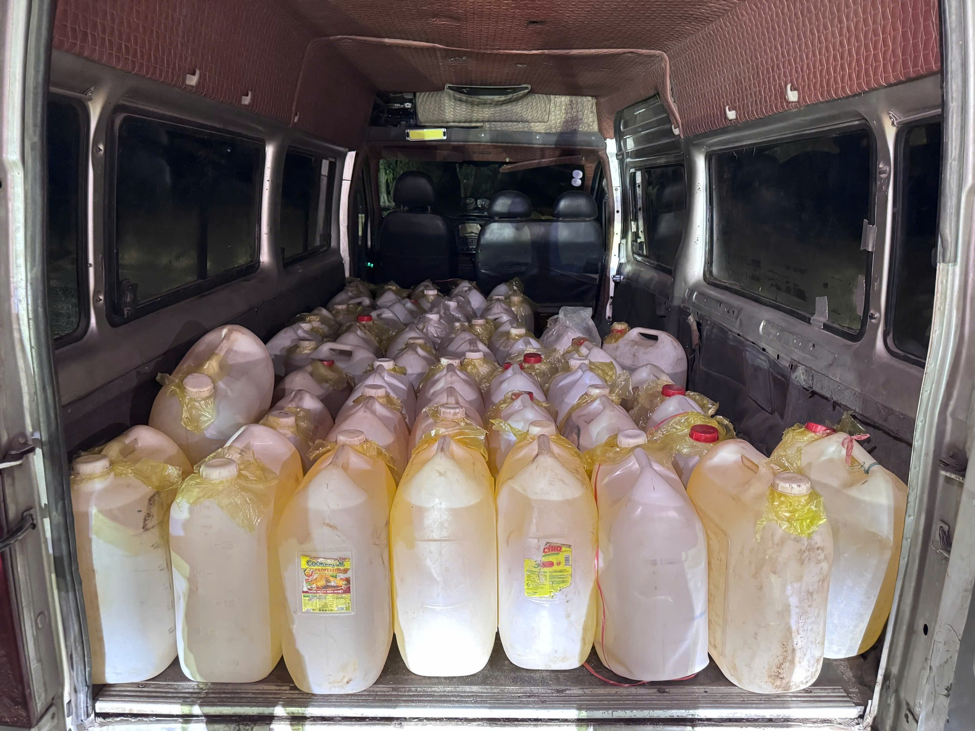 Quảng Trị 2026: Liên tiếp bắt giữ vụ buôn lậu xăng dầu qua biên giới - Ảnh 1. Quảng Trị 2026: Liên tiếp bắt giữ vụ buôn lậu xăng dầu qua biên giới - Ảnh 1.