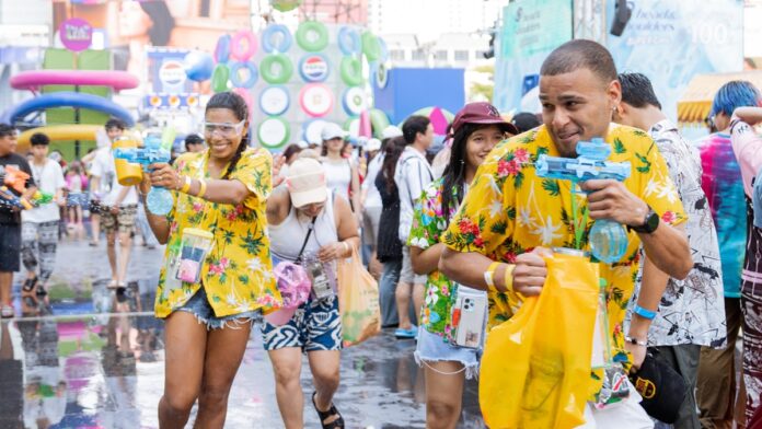 Chùm ảnh khiến chúng ta muốn bay sang Thái Lan ngay bây giờ: Láng giềng Việt Nam tưng bừng đón năm mới với “thủy chiến” trên phố - Ảnh 10.