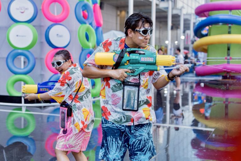 Chùm ảnh khiến chúng ta muốn bay sang Thái Lan ngay bây giờ: Láng giềng Việt Nam tưng bừng đón năm mới với “thủy chiến” trên phố - Ảnh 11.