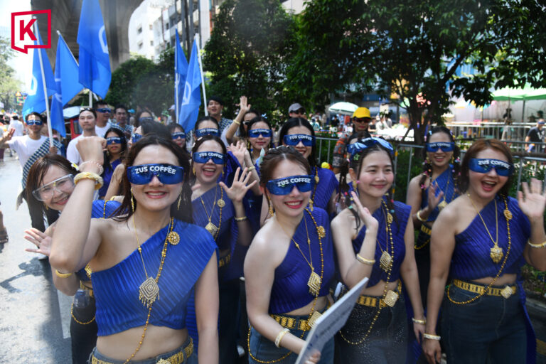 Chùm ảnh khiến chúng ta muốn bay sang Thái Lan ngay bây giờ: Láng giềng Việt Nam tưng bừng đón năm mới với “thủy chiến” trên phố - Ảnh 9.