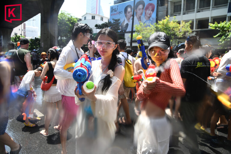 Chùm ảnh khiến chúng ta muốn bay sang Thái Lan ngay bây giờ: Láng giềng Việt Nam tưng bừng đón năm mới với “thủy chiến” trên phố - Ảnh 7.