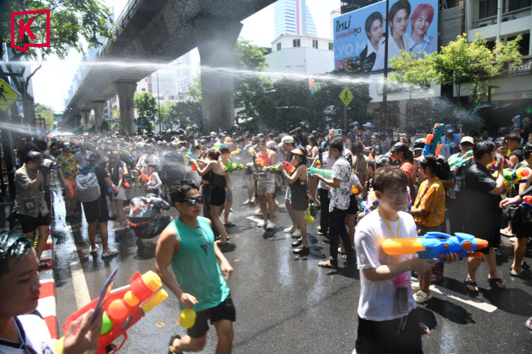 Chùm ảnh khiến chúng ta muốn bay sang Thái Lan ngay bây giờ: Láng giềng Việt Nam tưng bừng đón năm mới với “thủy chiến” trên phố - Ảnh 8.