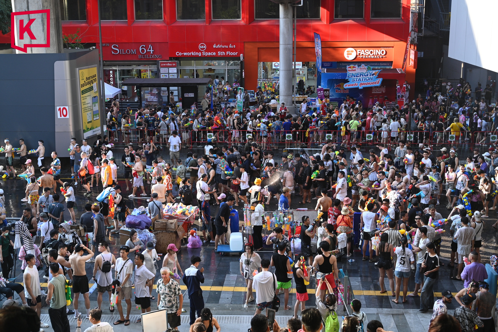 Chùm ảnh khiến chúng ta muốn bay sang Thái Lan ngay bây giờ: Láng giềng Việt Nam tưng bừng đón năm mới với “thủy chiến” trên phố - Ảnh 4.