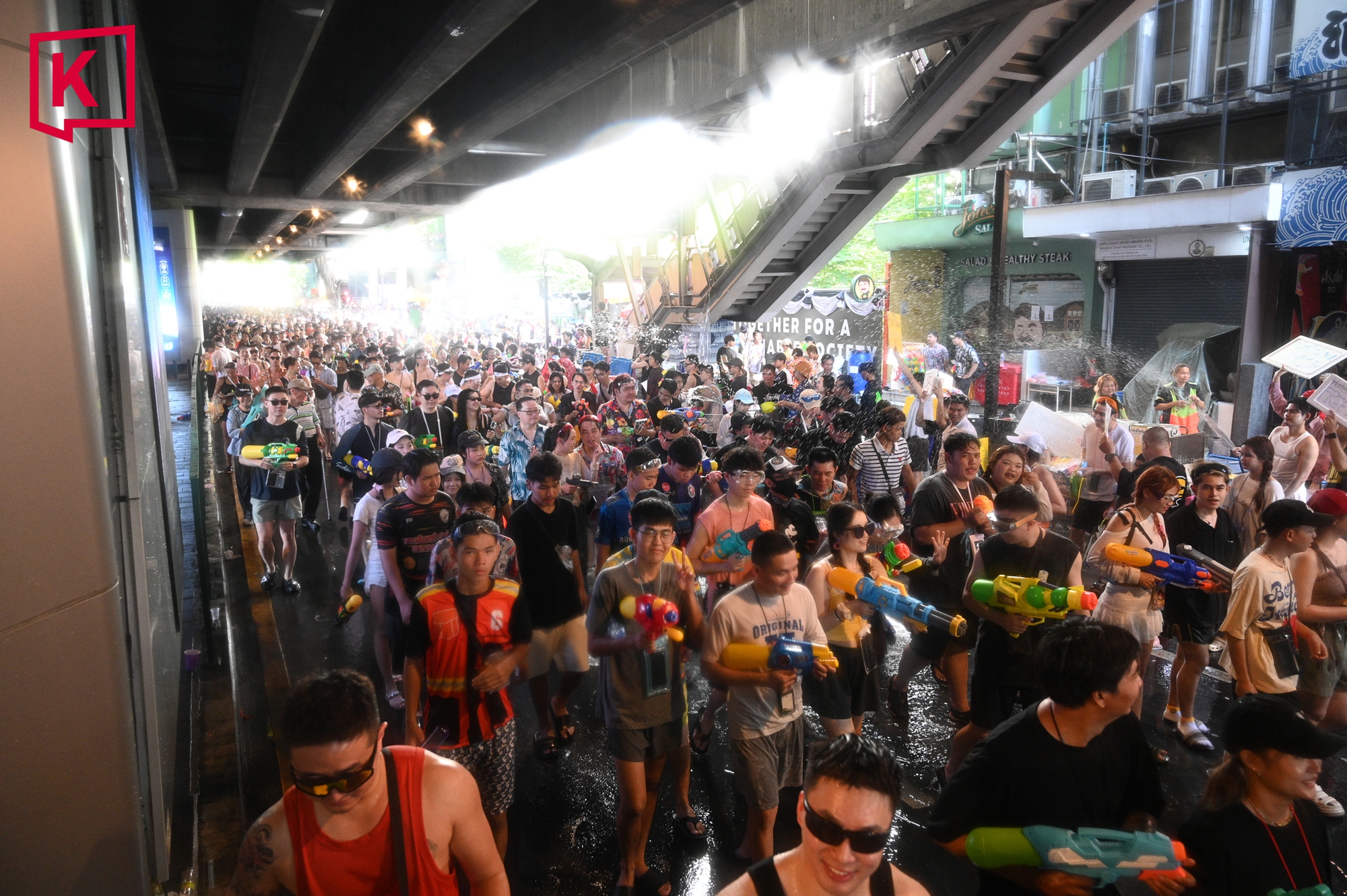 Chùm ảnh khiến chúng ta muốn bay sang Thái Lan ngay bây giờ: Láng giềng Việt Nam tưng bừng đón năm mới với “thủy chiến” trên phố - Ảnh 5.