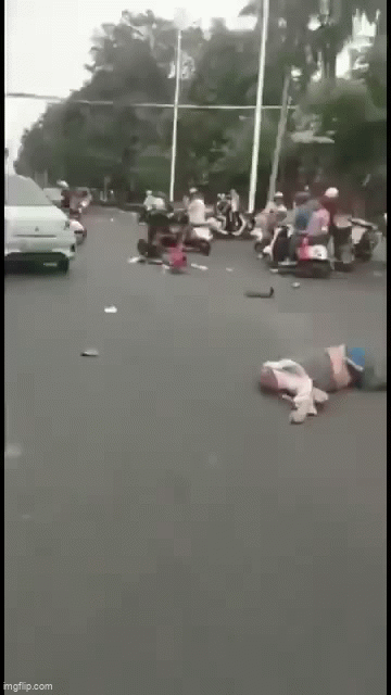 Lấy trộm xe Mercedes gia đình đi thuê, cậu bé 12 tuổi rồi gây tai nạn khiến ít nhất 3 người tử vong - Ảnh 3.