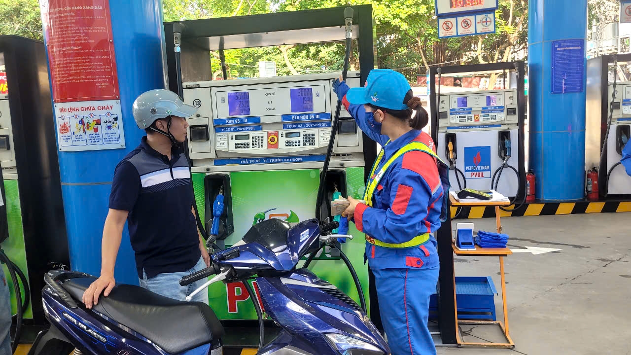 Bộ Công Thương thông báo xăng E10 sẽ thay thế xăng RON 95 từ 30 - 4 - 2026 - Ảnh 1. Bộ Công Thương thông báo xăng E10 sẽ thay thế xăng RON 95 từ 30 - 4 - 2026 - Ảnh 1.