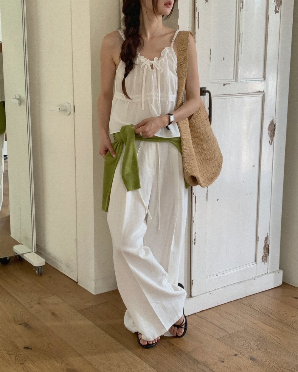 4 mẫu áo hoàn hảo để mặc đi du lịch, vừa nhẹ mát vừa ăn ảnh- Ảnh 2.