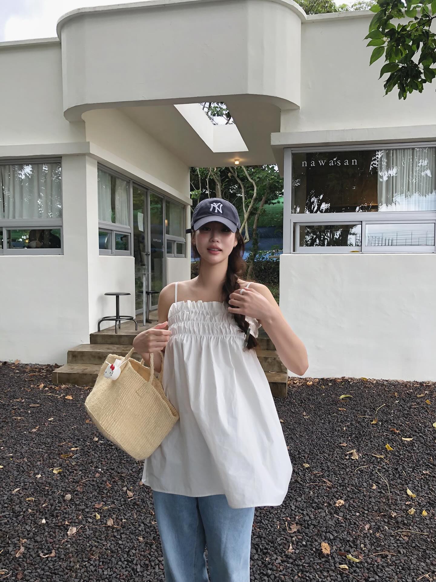 4 mẫu áo hoàn hảo để mặc đi du lịch, vừa nhẹ mát vừa ăn ảnh- Ảnh 1.