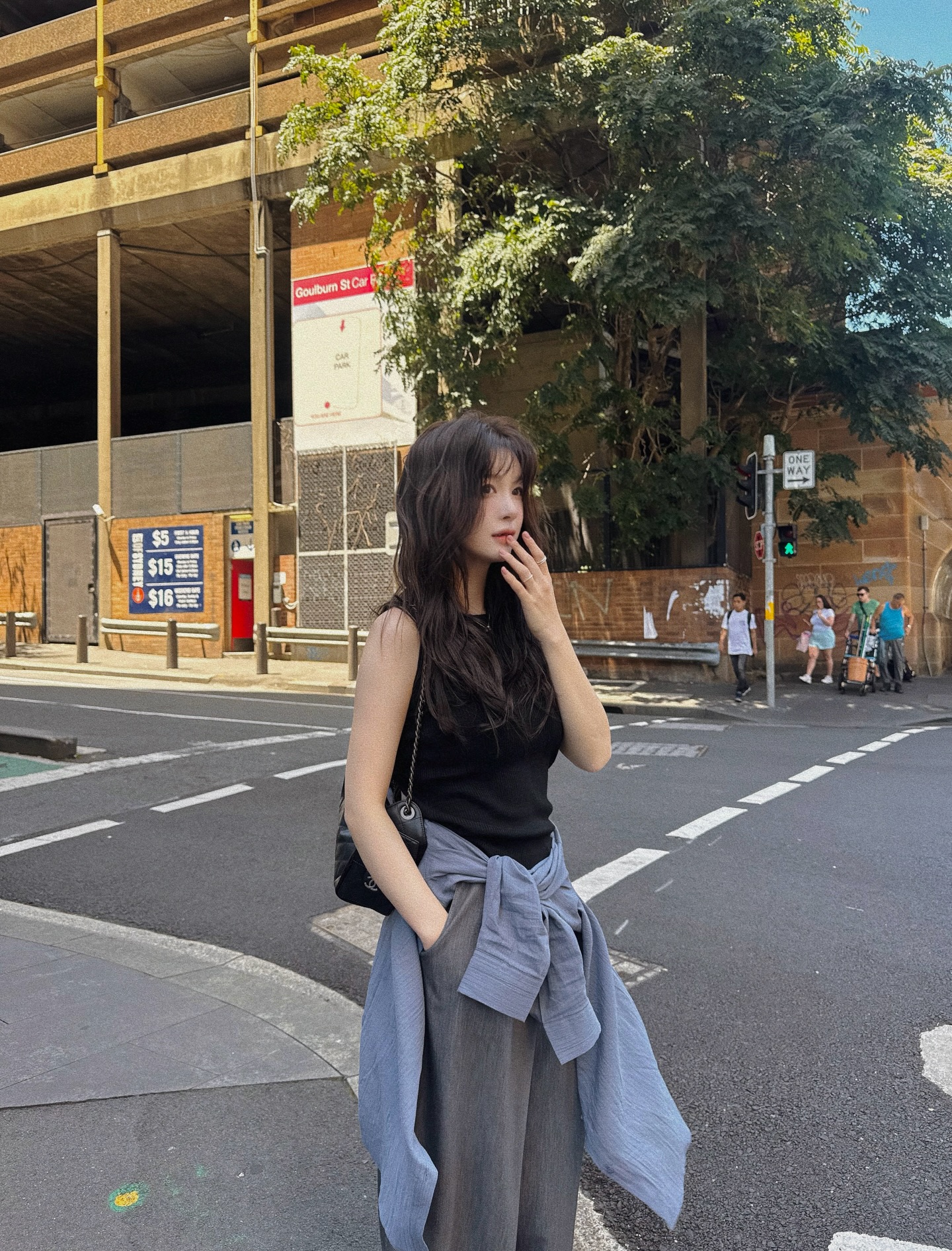 4 mẫu áo hoàn hảo để mặc đi du lịch, vừa nhẹ mát vừa ăn ảnh- Ảnh 10.