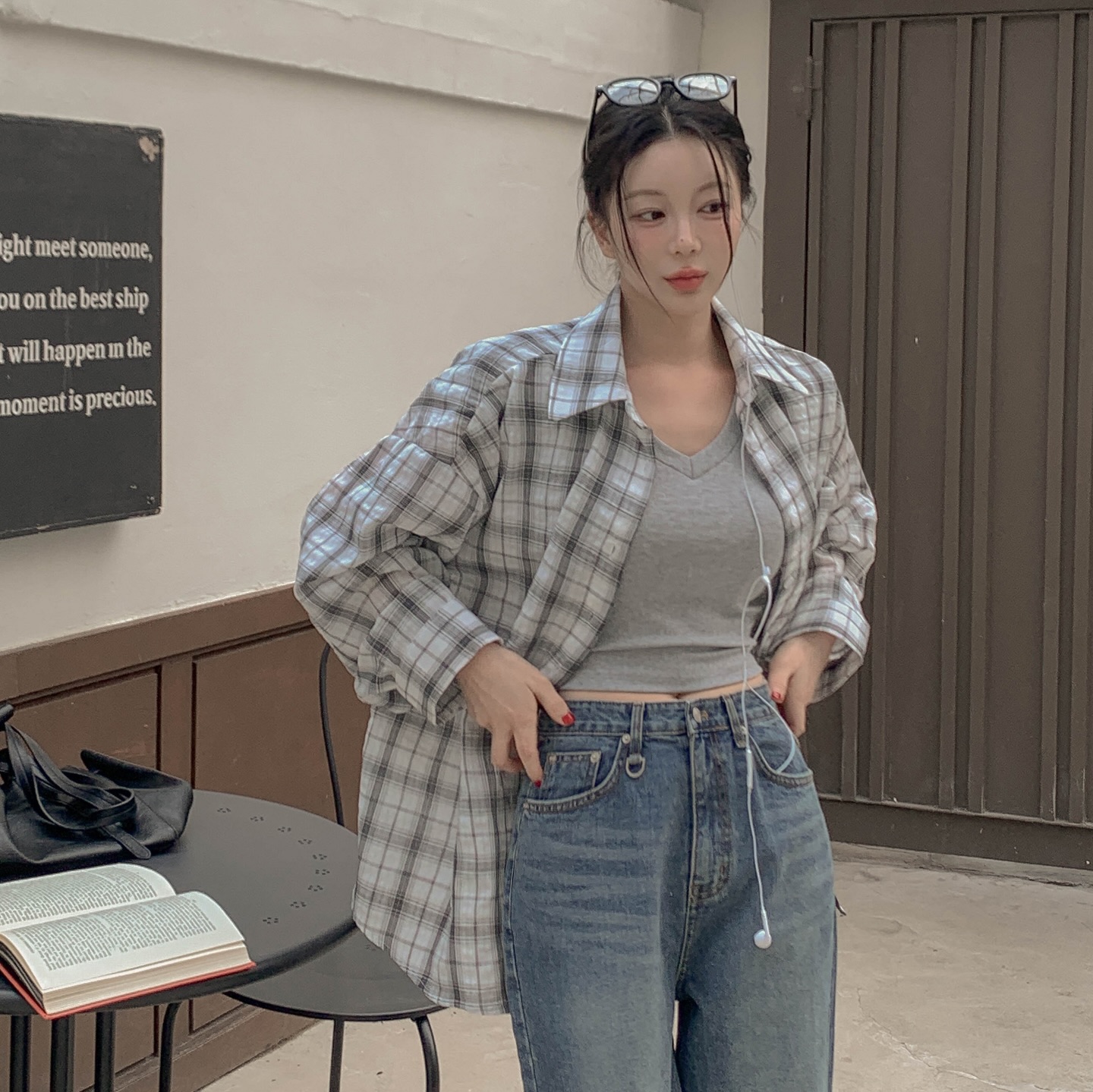 4 mẫu áo hoàn hảo để mặc đi du lịch, vừa nhẹ mát vừa ăn ảnh- Ảnh 8.