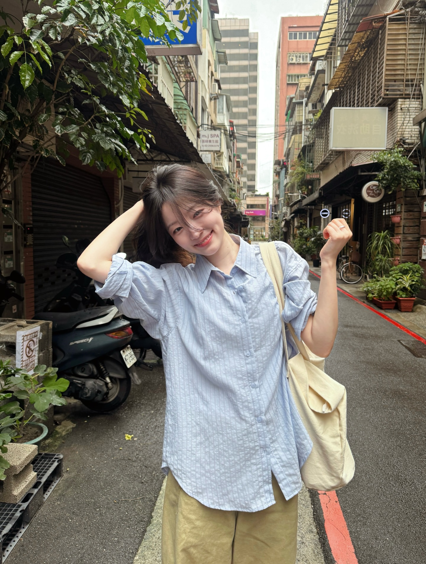 4 mẫu áo hoàn hảo để mặc đi du lịch, vừa nhẹ mát vừa ăn ảnh- Ảnh 5.