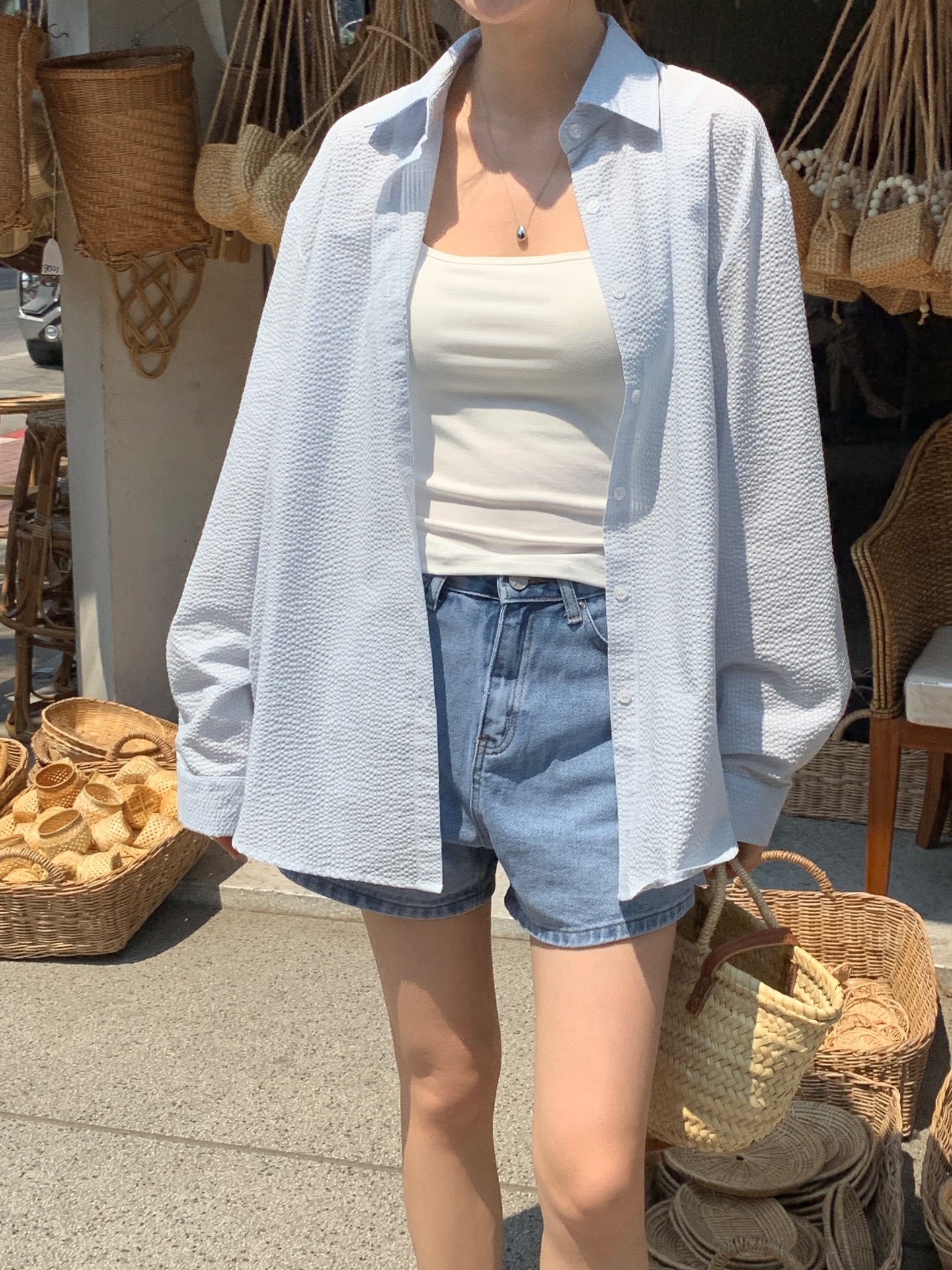 4 mẫu áo hoàn hảo để mặc đi du lịch, vừa nhẹ mát vừa ăn ảnh- Ảnh 6.