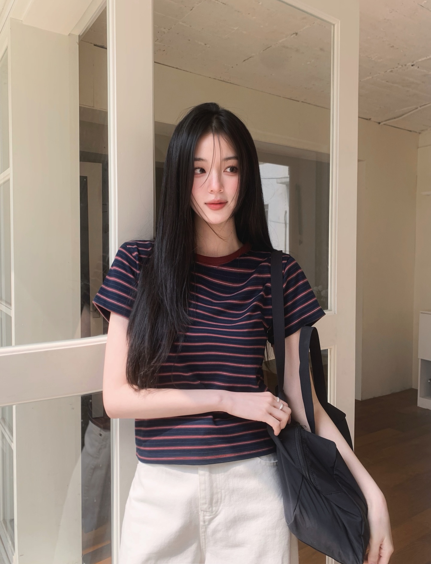 4 mẫu áo hoàn hảo để mặc đi du lịch, vừa nhẹ mát vừa ăn ảnh- Ảnh 4.