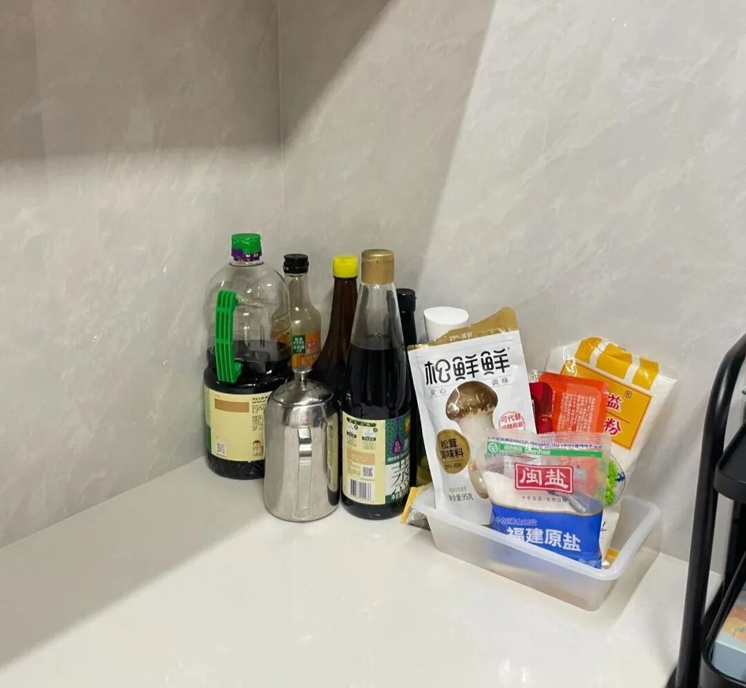 Không cần mua hộp đựng đắt tiền: Người phụ nữ trung niên này chỉ giữ lại bao bì gốc mà nhà vẫn gọn bất ngờ - Ảnh 1.